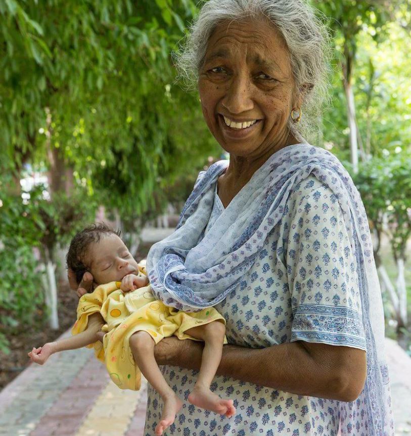 Ради большого наследства индианка родила первенца в 72 года. Как они живут спустя годы