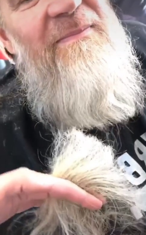 Бездомный старик-бомж после стрижки оказался настоящим красавцем-мужчиной