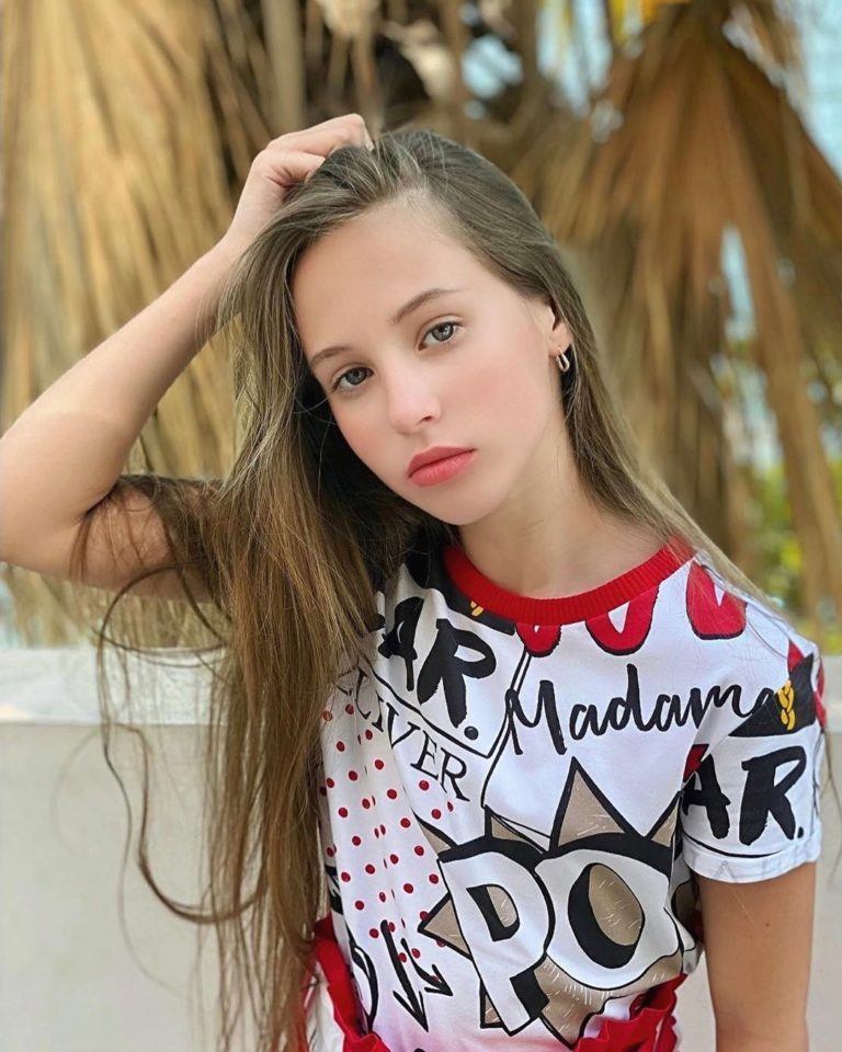 Взрослая девушка. Витас показал 12-летнюю красавицу дочь с красной помадой