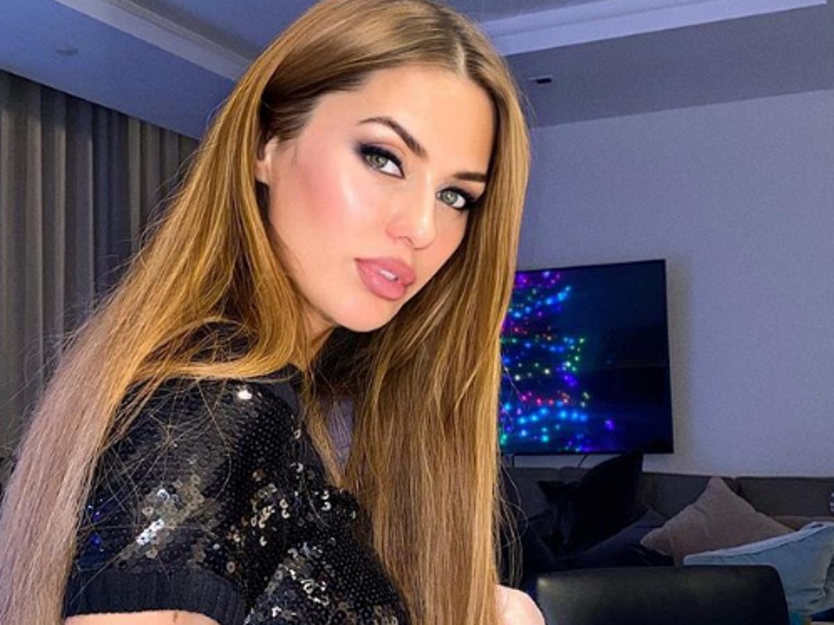Бессовестно как-то. 41-летняя Боня показала пышные формы, прикрывшись стаканчиком