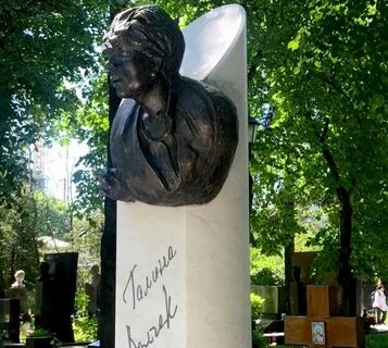 "Зачем вы с ней так?": Поклонники опечалены, увидев памятник и могилу Волчек