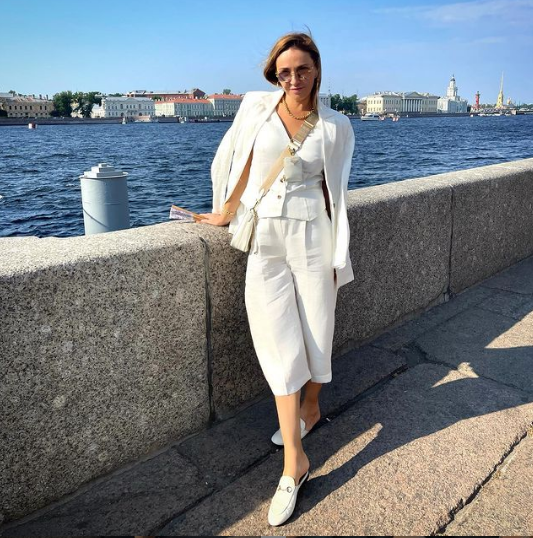 Максимально смело. Навка сняла верх от купального костюма и вошла в речку
