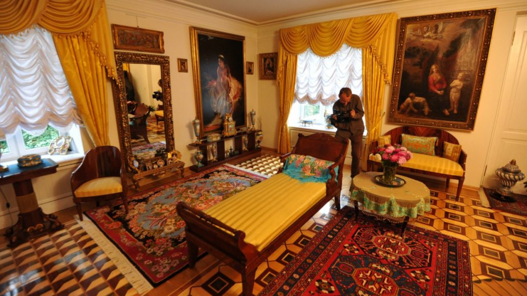 Нелли Кобзон показала роскошный особняк, в котором живет после кончины мужа