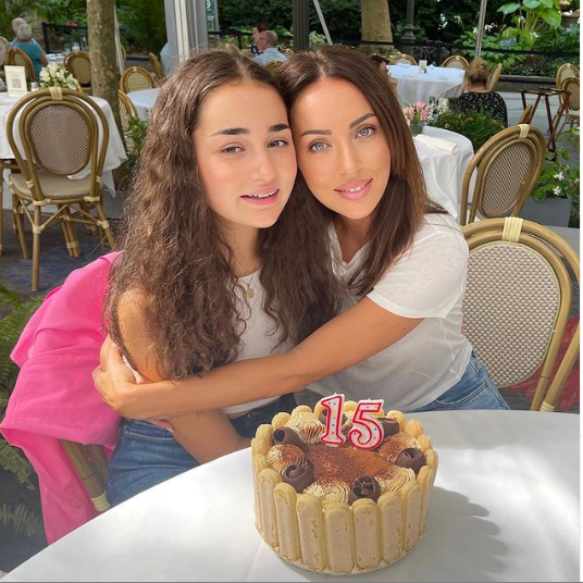 Похожа на цыганочку. Алсу показала подросшую 15-летнюю дочь в ее день рождения