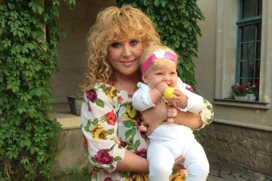 Кудри , яркий макияж и лишний вес: Фото Пугачевой с младенцем на руках обсудили в сети
