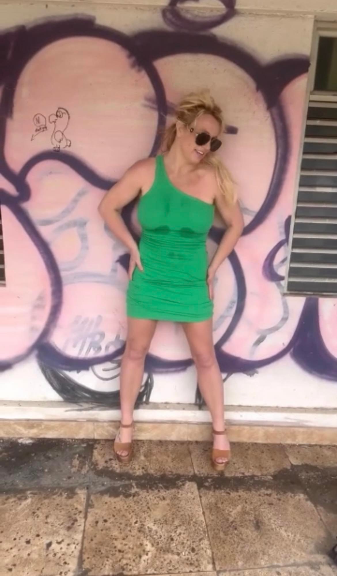 Потное платье в катышках: 41-летняя Бритни Спирс вышла из дома в странном виде