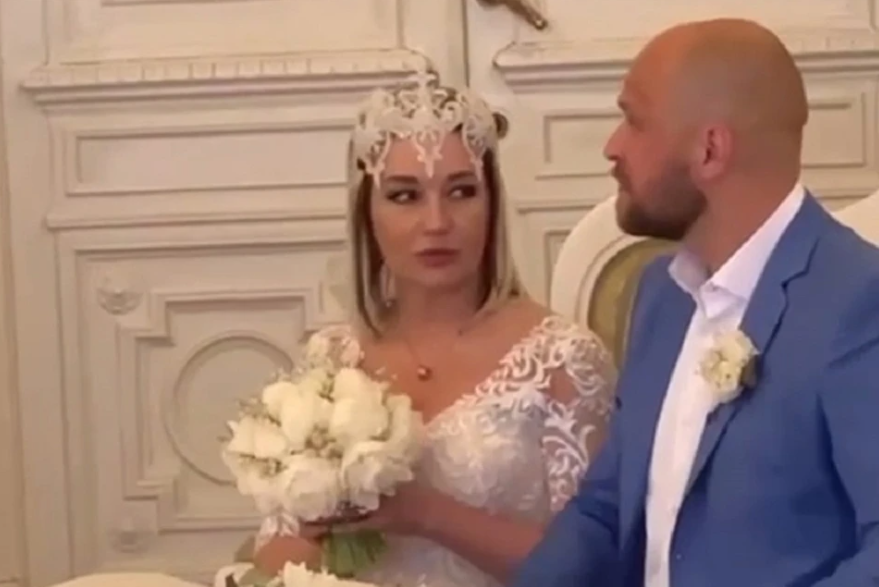 Платье пирожное в стразах и без фаты: Буланова вышла замуж за 35-летнего красавца