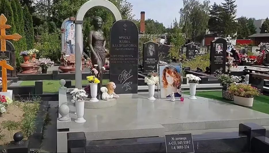 Памятник Жанне Фриске на кладбище. Могила Фриске 2023.