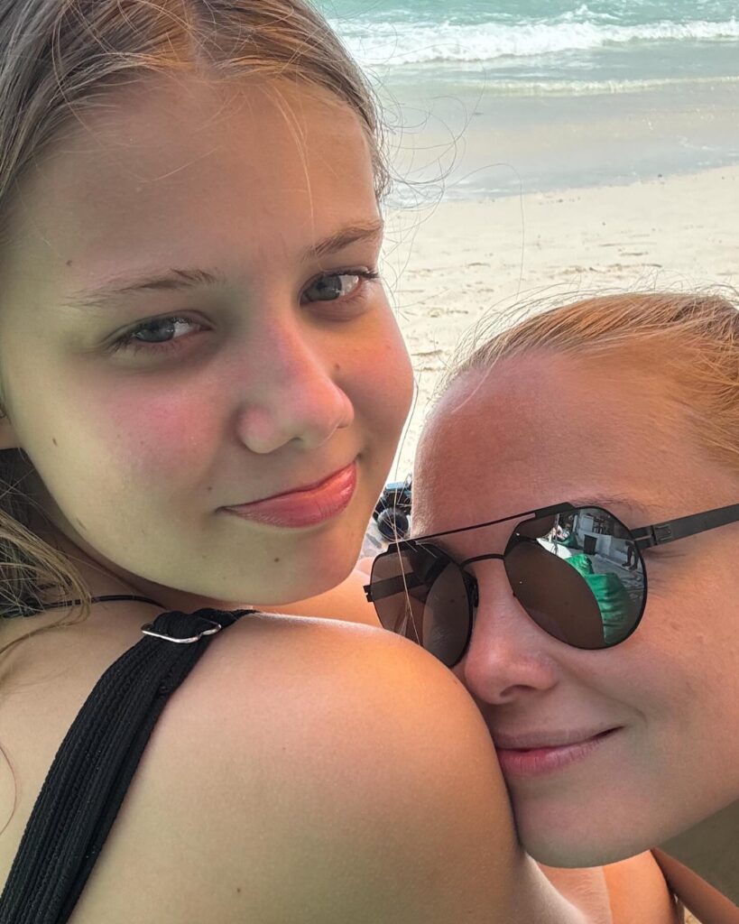 Мамина улыбка и папины глаза: вот как выглядит 14-летняя дочь Арнтгольц и Жидкова