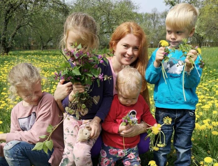 Вышла замуж за сына священника и родила 4 детей: вот как выглядит семья Екатерины Копановой