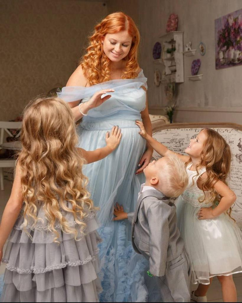 Вышла замуж за сына священника и родила 4 детей: вот как выглядит семья Екатерины Копановой