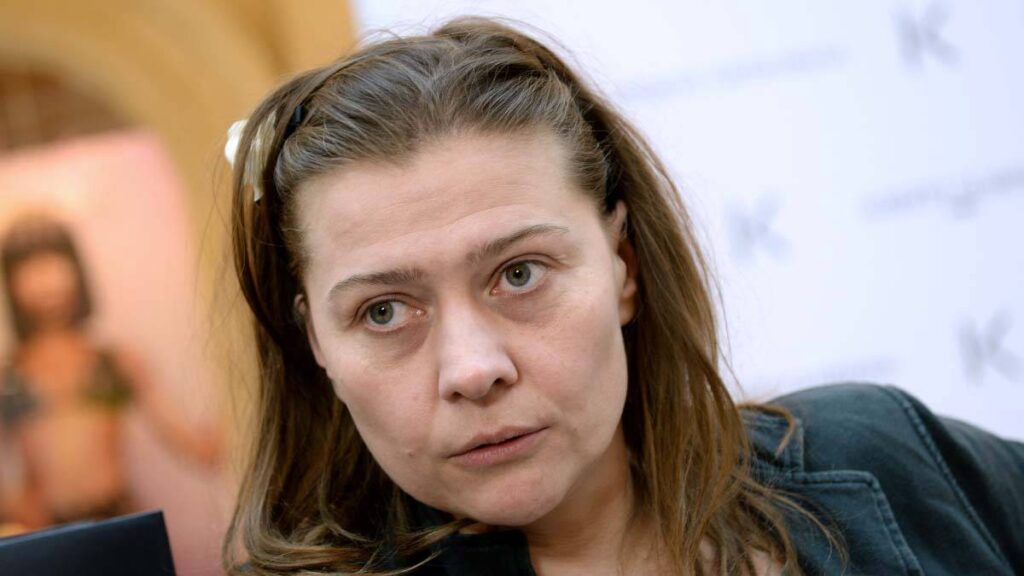 «При живой-то дочери…»: вот как живёт Лариса Голубкина в доме престарелых