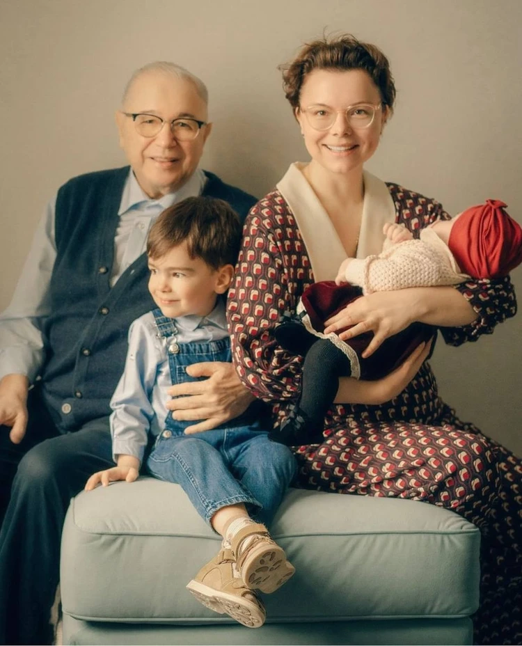 «Дедушка вместо отца»: Петросян и его молодая жена во второй раз стали родителями