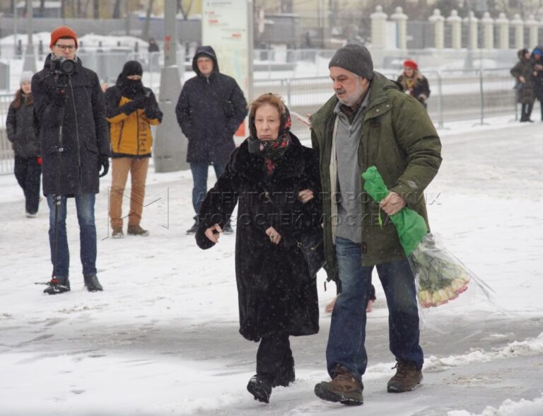 Боится, что он уйдёт! Лия Ахеджакова показала мужа моложе неё на 20 лет