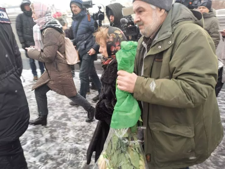 Боится, что он уйдёт! Лия Ахеджакова показала мужа моложе неё на 20 лет