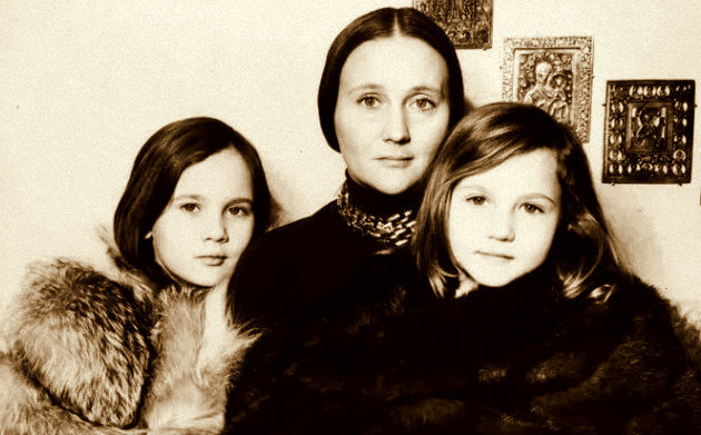 Её не стало в 41 год, а муж раздал её дочерей: печальная судьба красавицы Микаэлы Дроздовской