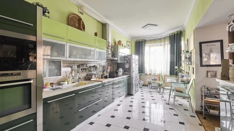Ванная под синий мрамор и гобеленовые диваны: как выглядит квартира Долиной, которую она отдала мошенникам
