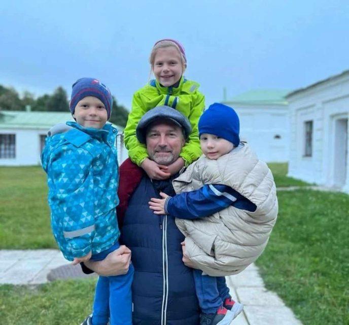 Приютили и обогрели чужих детей: вот как выглядит большая и дружная семья Александра Арсентьева