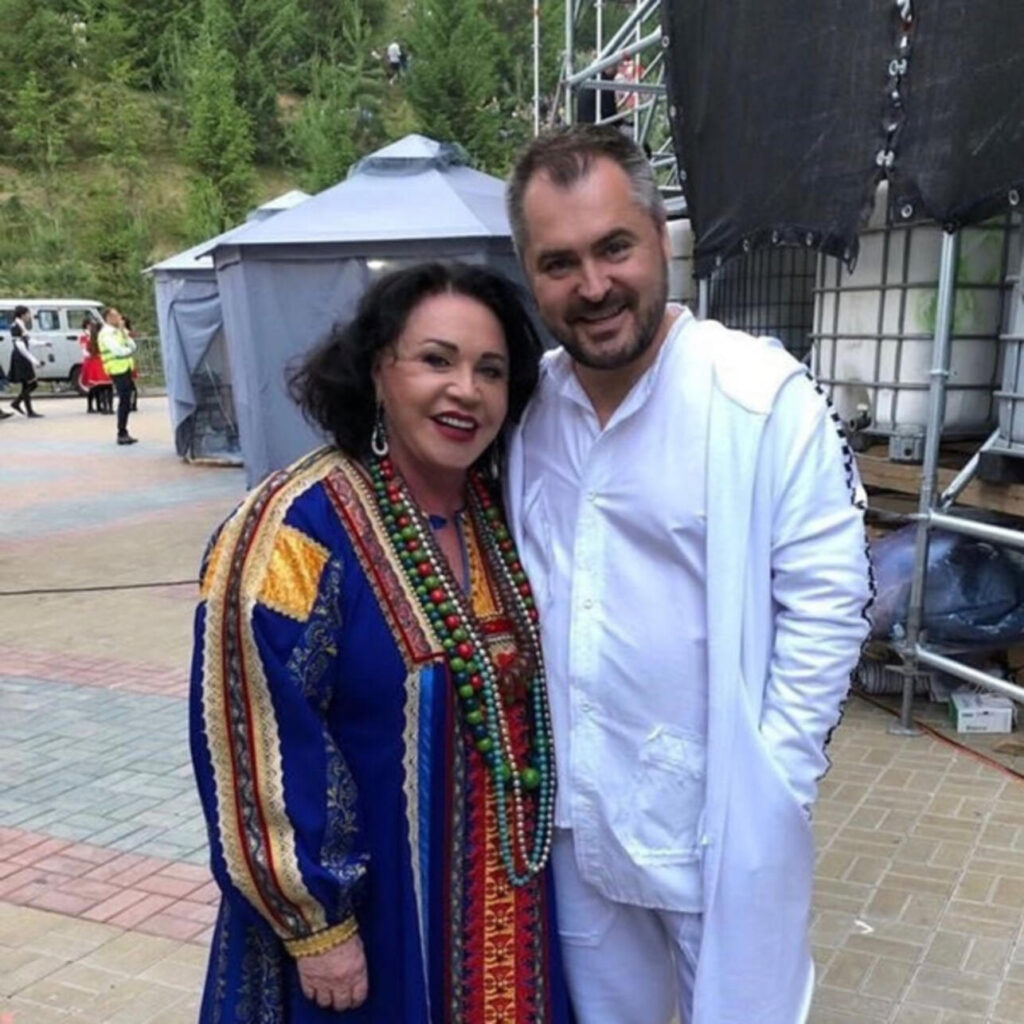 "Тратит на этого персонажа кучу денег": Надежда Бабкина светится от счастья в объятиях молодого любовника