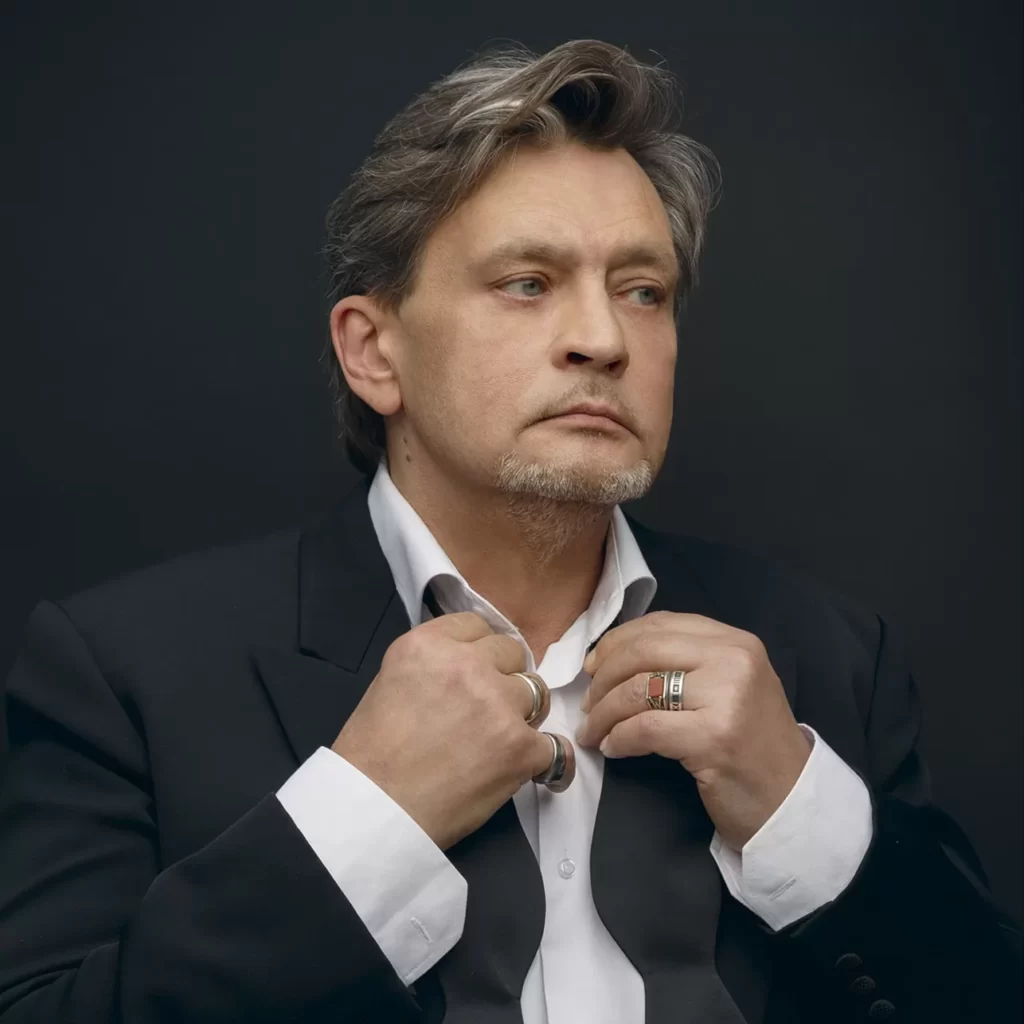 Вот это да, куда подевался тучный старик! Поклонницы не узнают похорошевшего и помолодевшего Домогарова