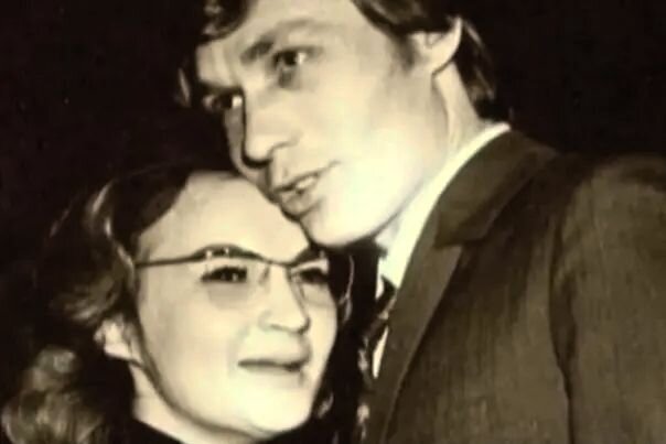 Она 35 лет терпела его измены, но не простила, когда он ушёл к её подруге: Александр Михайлов и Вера Мусатова