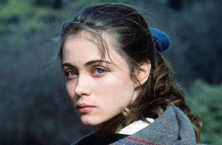 Испортила лицо пластикой и инъекциями, а в юности Эммануэль Беар была невероятной красавицей