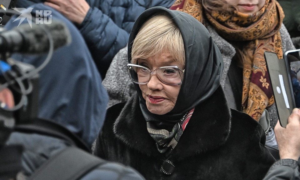 «Что с лицом?»: поклонники не узнали Веру Алентову на похоронах Ларисы Голубкиной