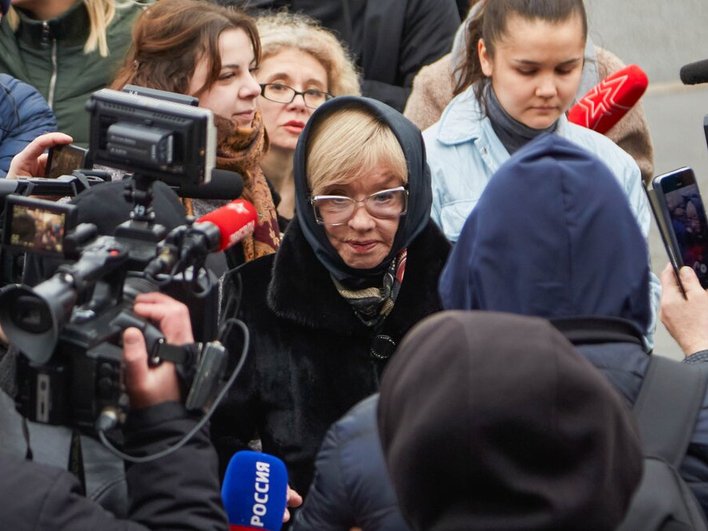 «Что с лицом?»: поклонники не узнали Веру Алентову на похоронах Ларисы Голубкиной