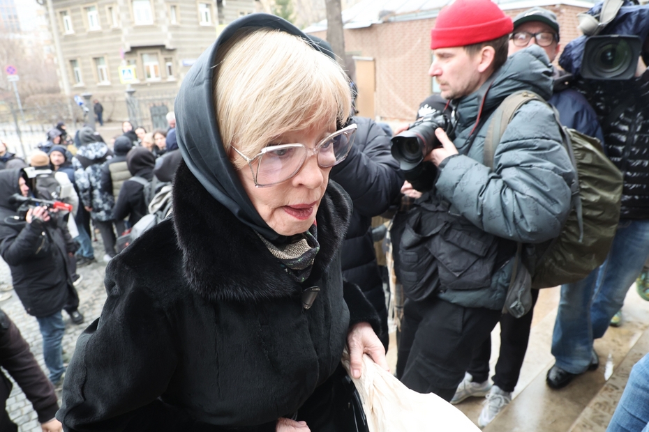«Что с лицом?»: поклонники не узнали Веру Алентову на похоронах Ларисы Голубкиной