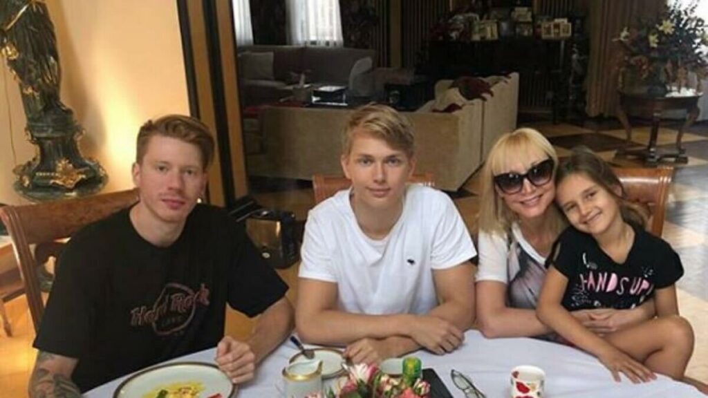 Алла Пугачёва сильно обиделась на младшего внука: конфликт в звёздной чете-