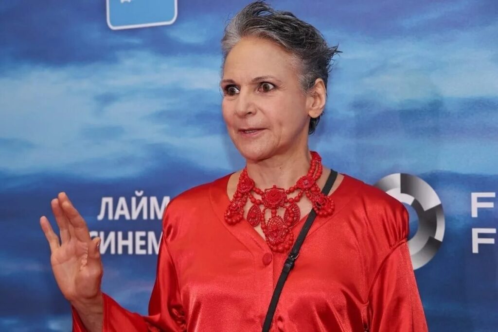 Оделась так, что все ахнули! 62-летнюю звезду «Сватов» просто не узнать