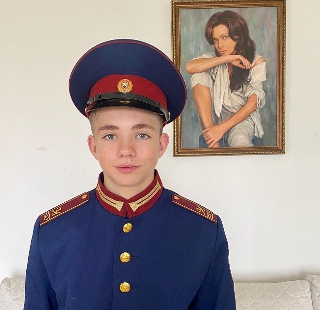 Отрастил волосы, лёгкую бороду и усы! Как изменился 17-летний сын Дроздовой и Певцова
