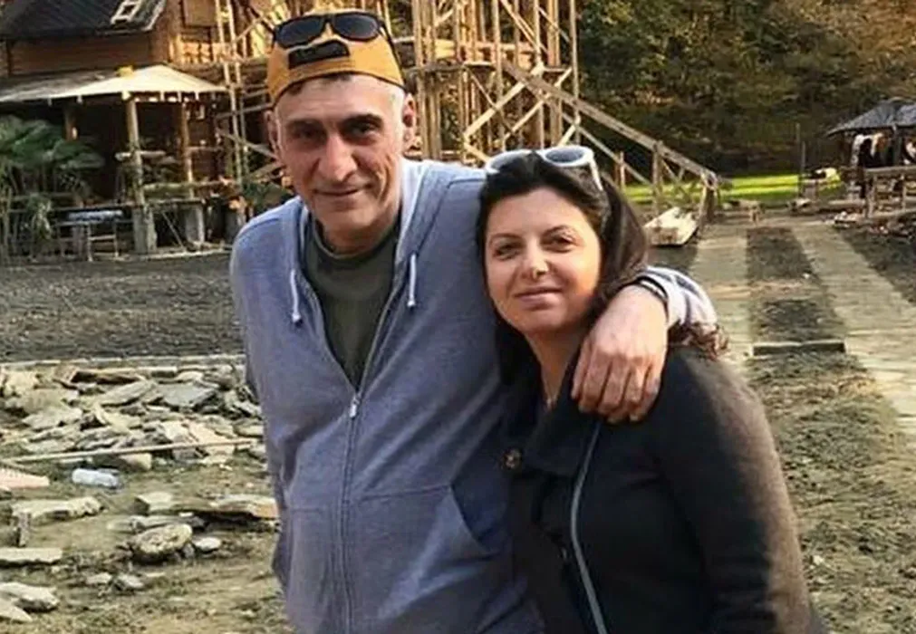 «Он рот открывает, начинает шевелиться, руки протягивает»: Маргарита Симоньян о состоянии мужа