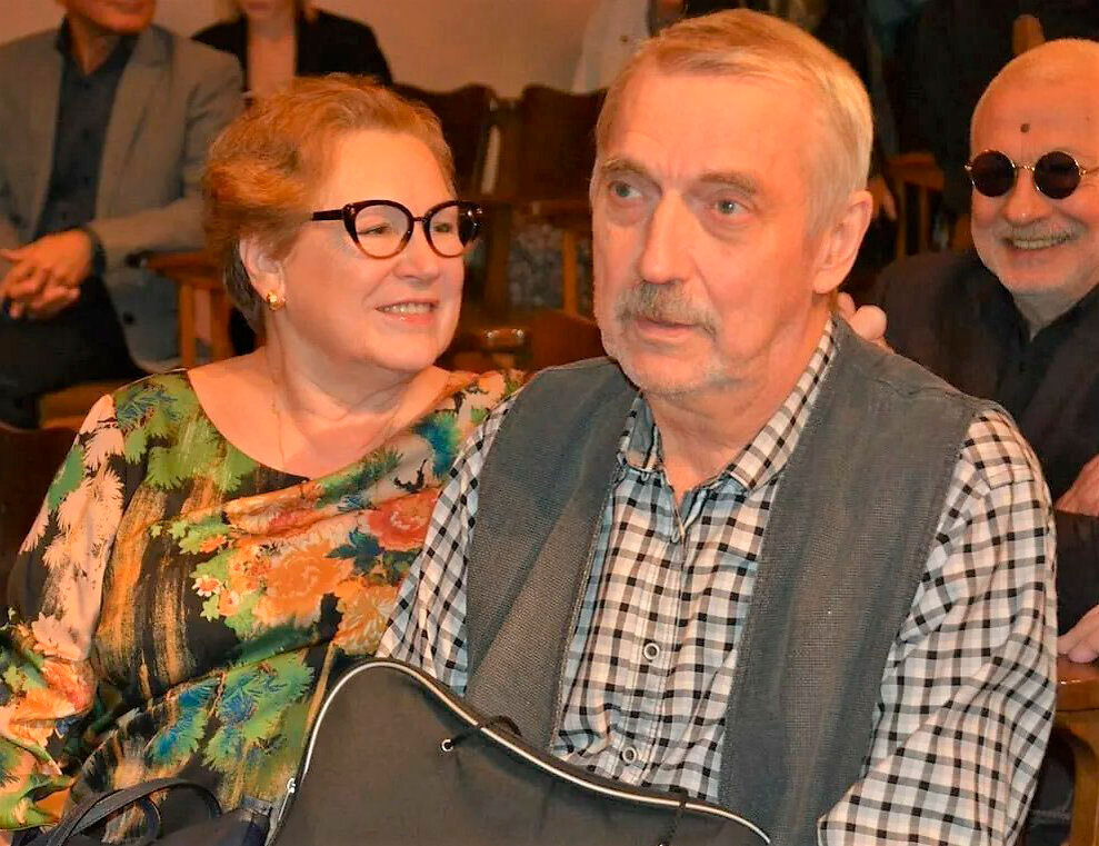 В этом седовласом и пожилом мужчине сложно узнать одного из самых привлекательных актеров советского кино