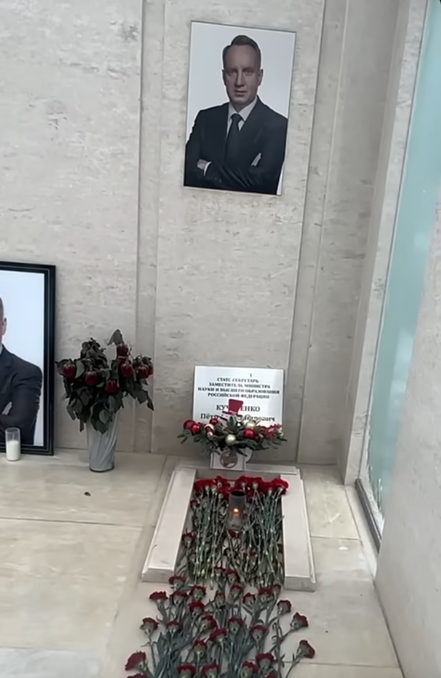 Застекленный памятник в виде замка: как выглядит могила мужа Дианы Гурцкая