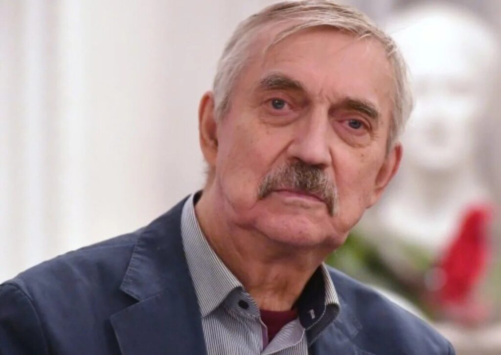 В этом седовласом и пожилом мужчине сложно узнать одного из самых привлекательных актеров советского кино