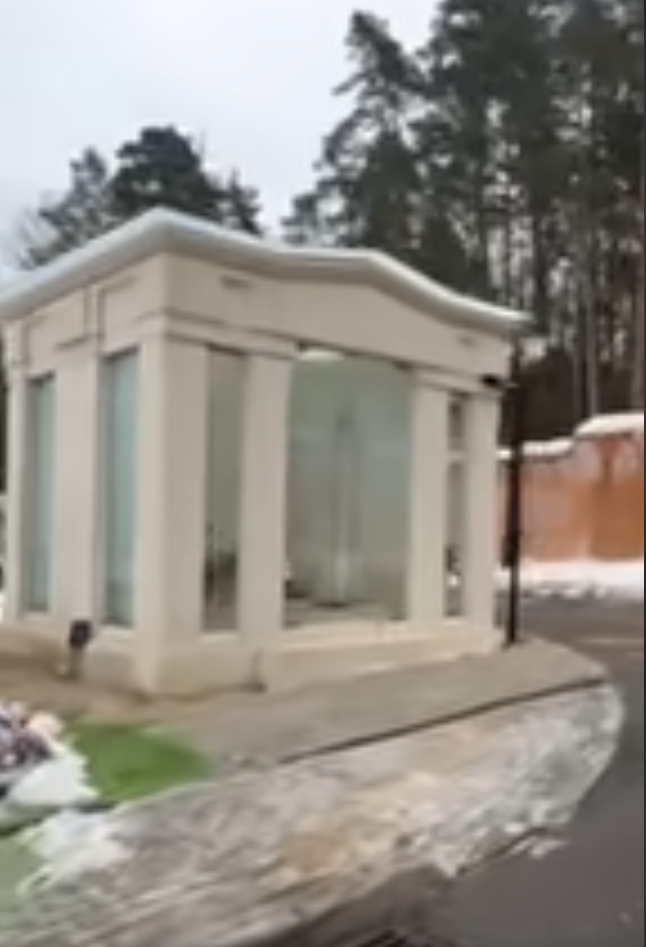 Застекленный памятник в виде замка: как выглядит могила мужа Дианы Гурцкая