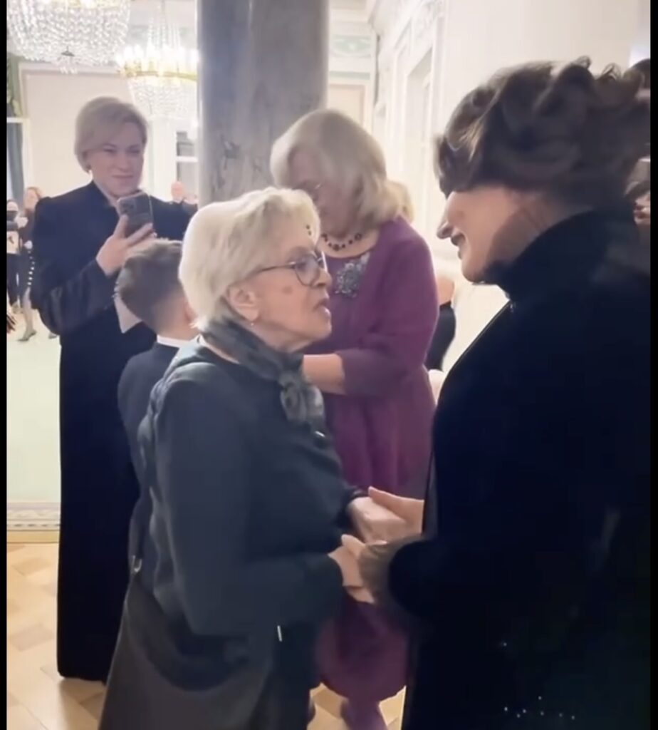 Превратилась в маленькую скрюченную старушку: в Сети появились редкие кадры 90-летней Алисы Фрейндлих