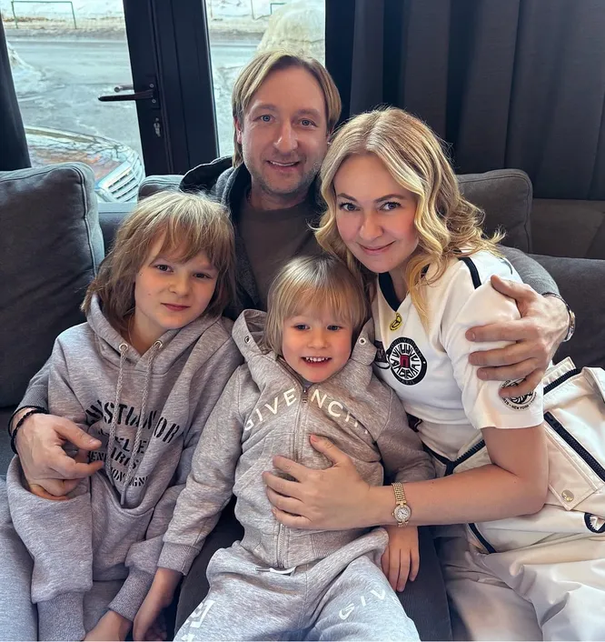 С этими «лисьими глазками» стал копией Киркорова! Плющенко втайне сделал пластику лица