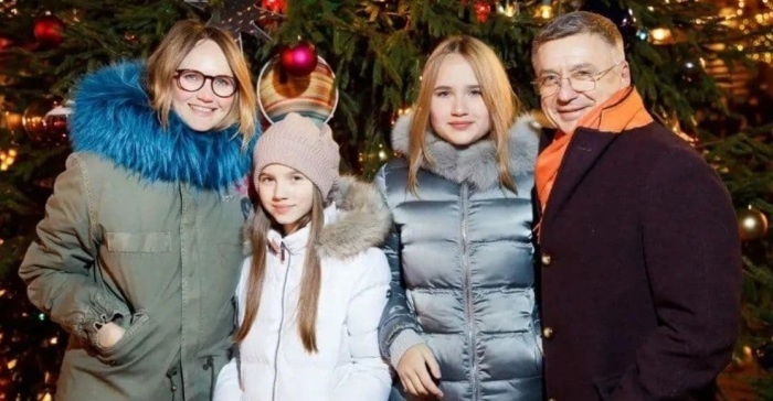 В 64 года женился на 39-летней: как выглядит большая семья Антона Табакова